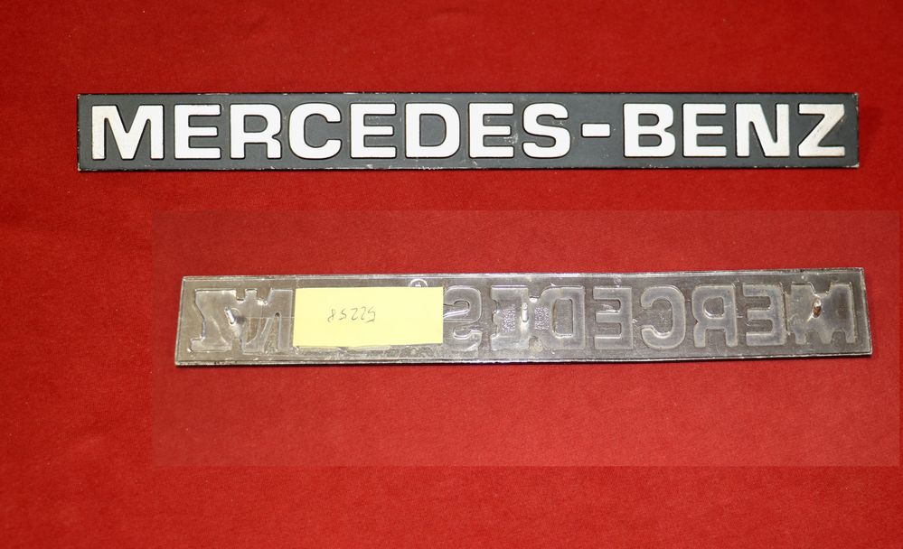 Schriftzug MERCEDES - BENZ
