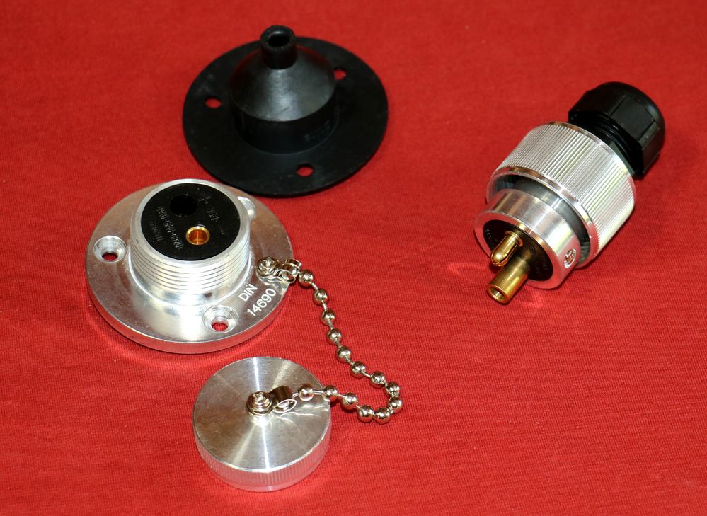 Stecker und Steckdose für Suchscheinwerfer Feuerwehr