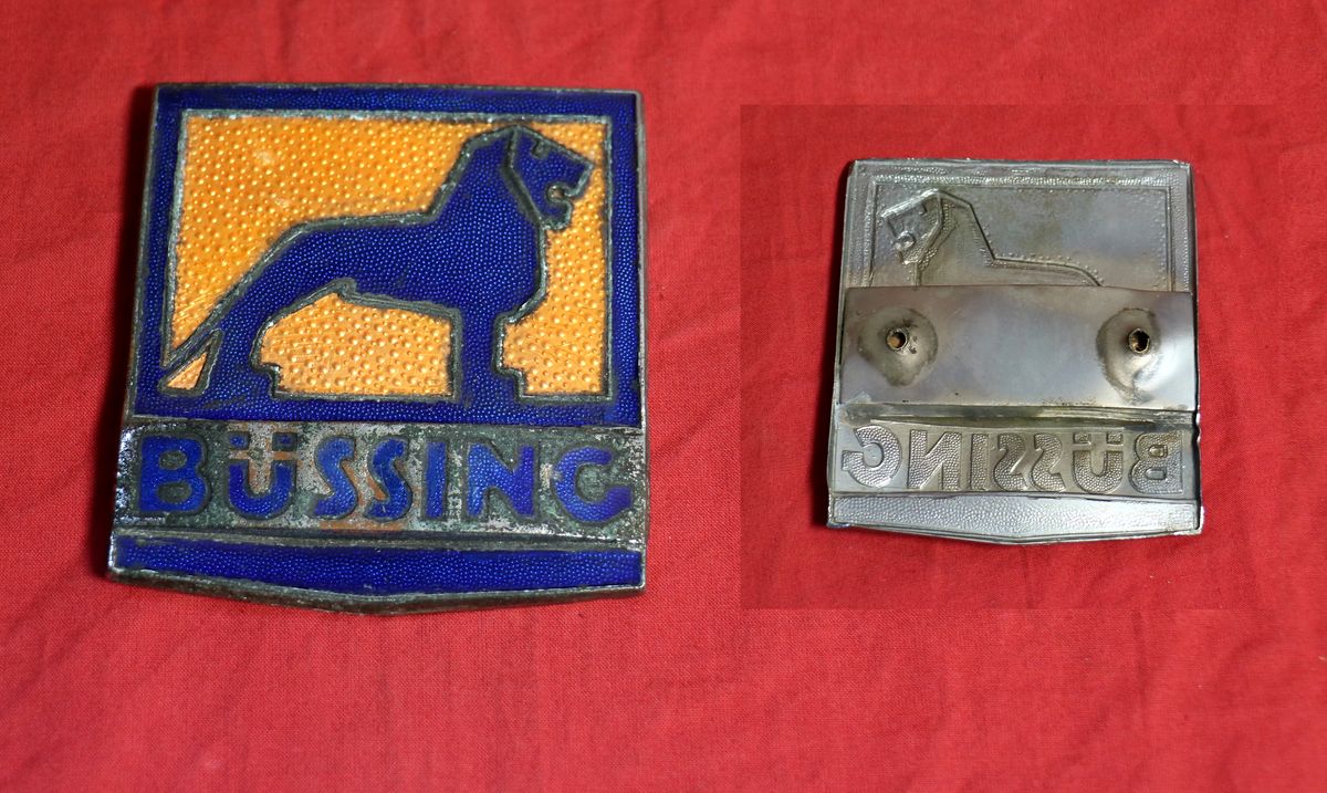 Emblem Büssing , Metall und Emaille
