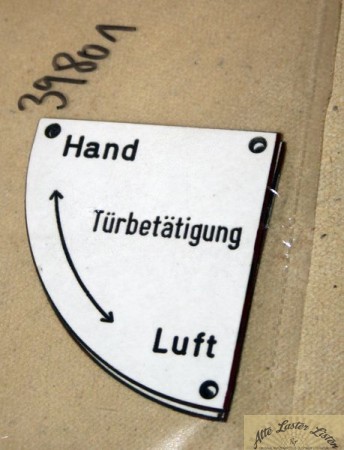 Schild aus Busaufbau , Türbetätigung